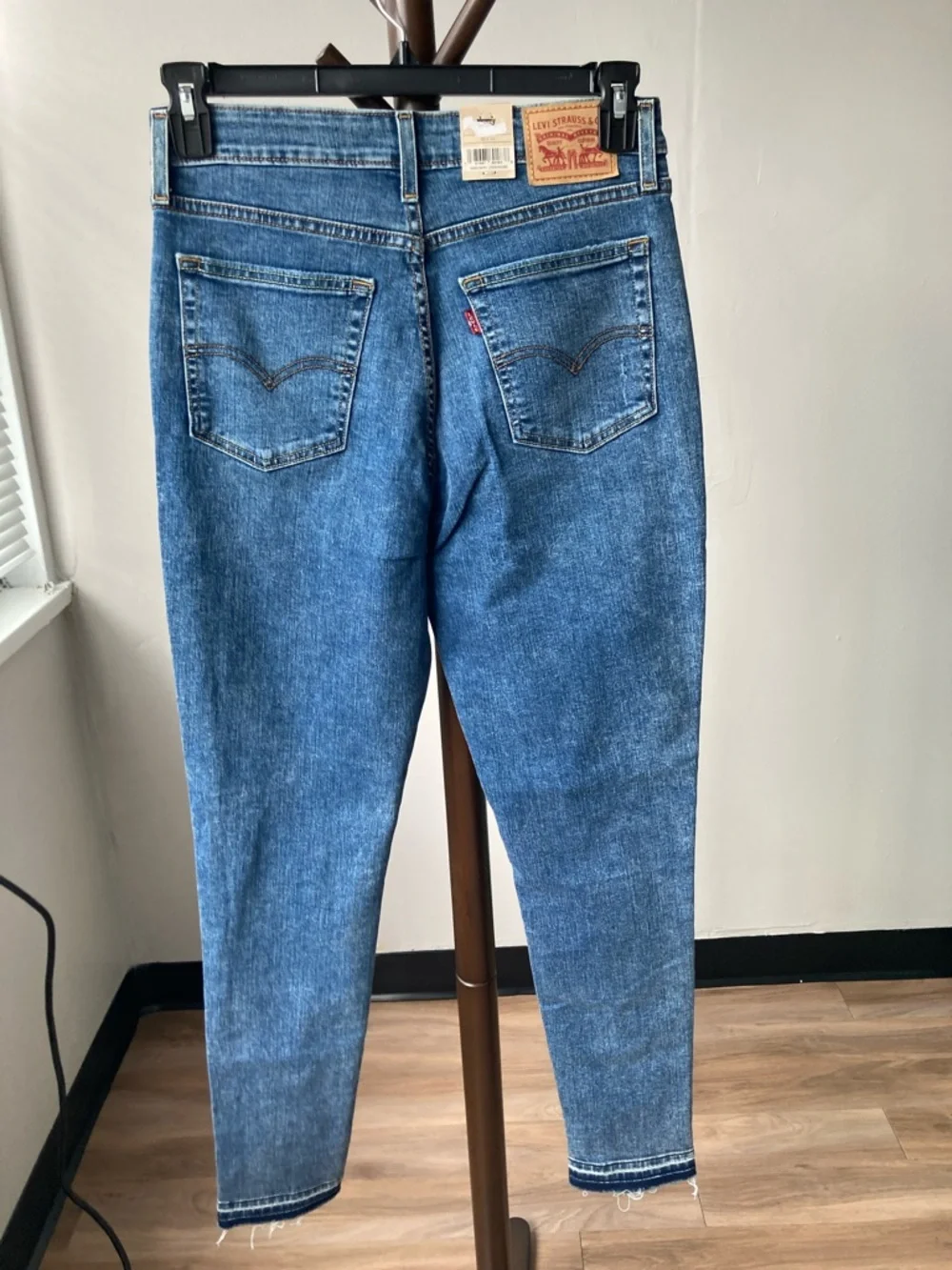 Levi’s 721 high rise skinny jean distressed raw hem stretch 30 X 30